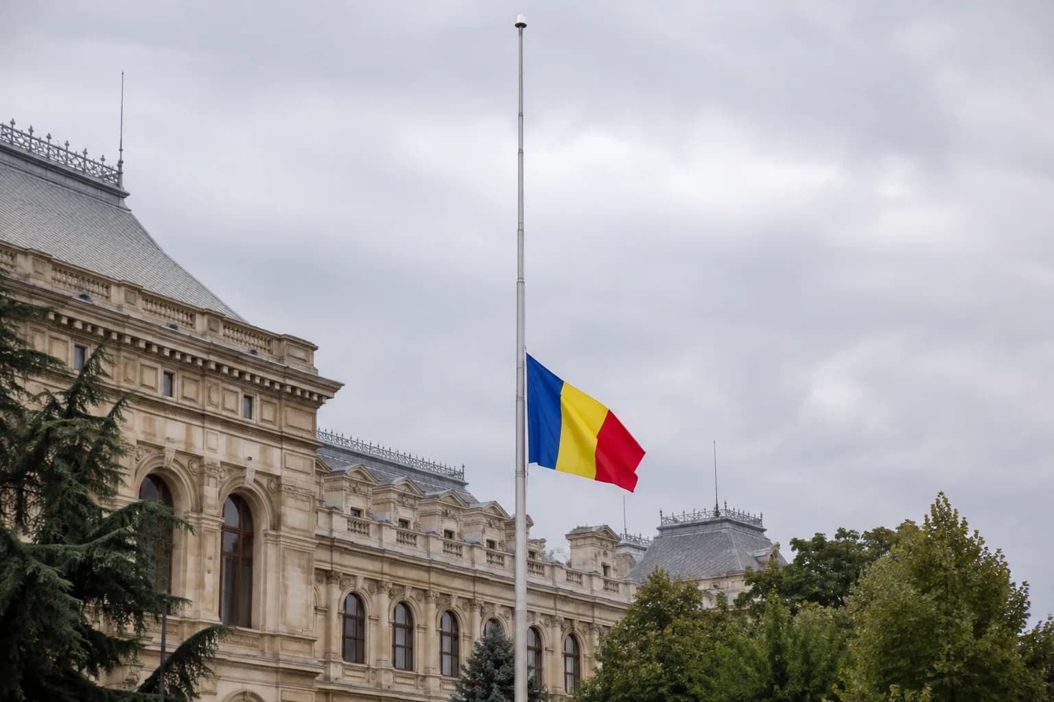 Imagine reprezentativă pentru articolul „Cum se arborează drapelul României în semn de doliu național: Protocol și reguli clare”