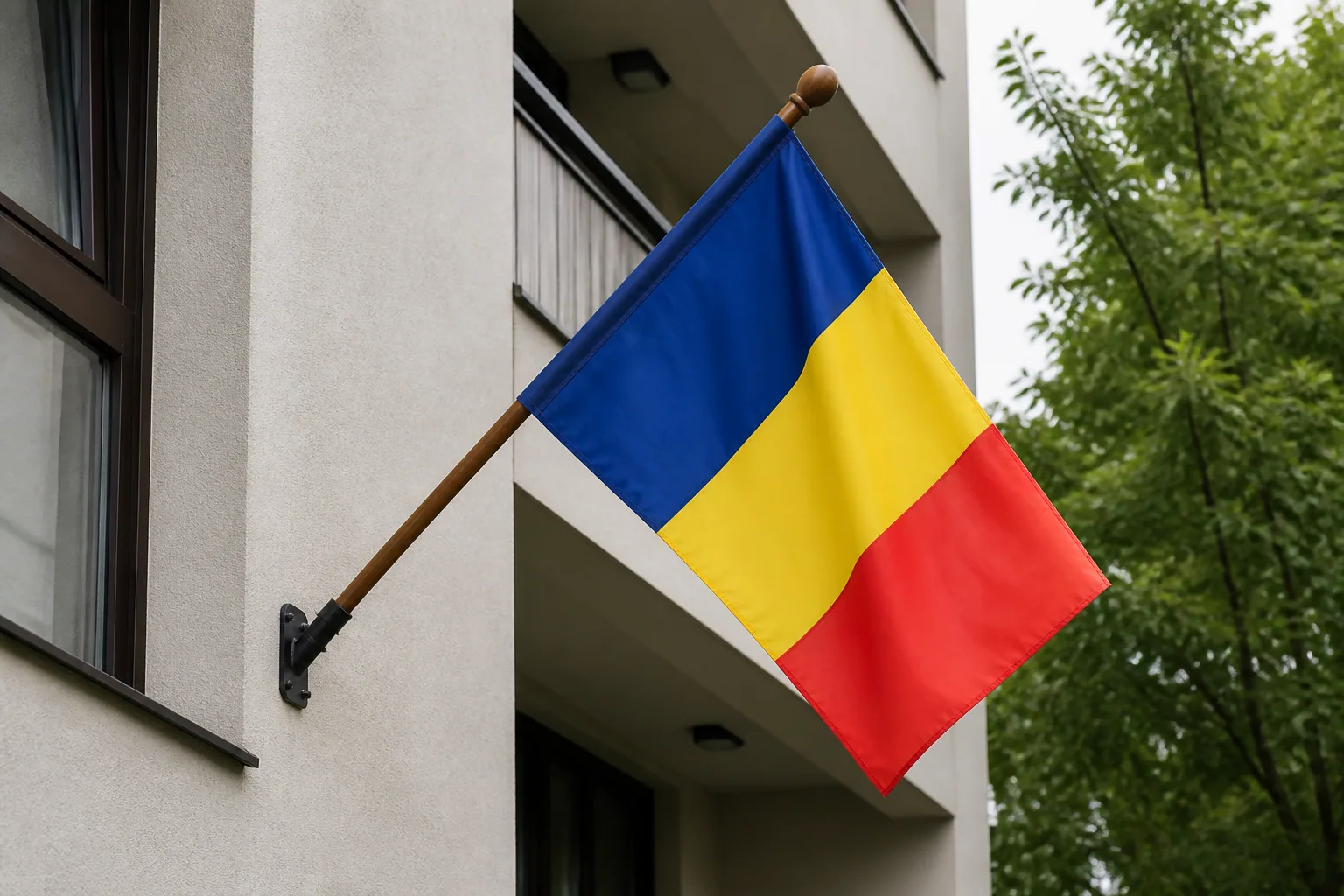 Drapelul României montat pe fațadă la un unghi de aproximativ 45 de grade