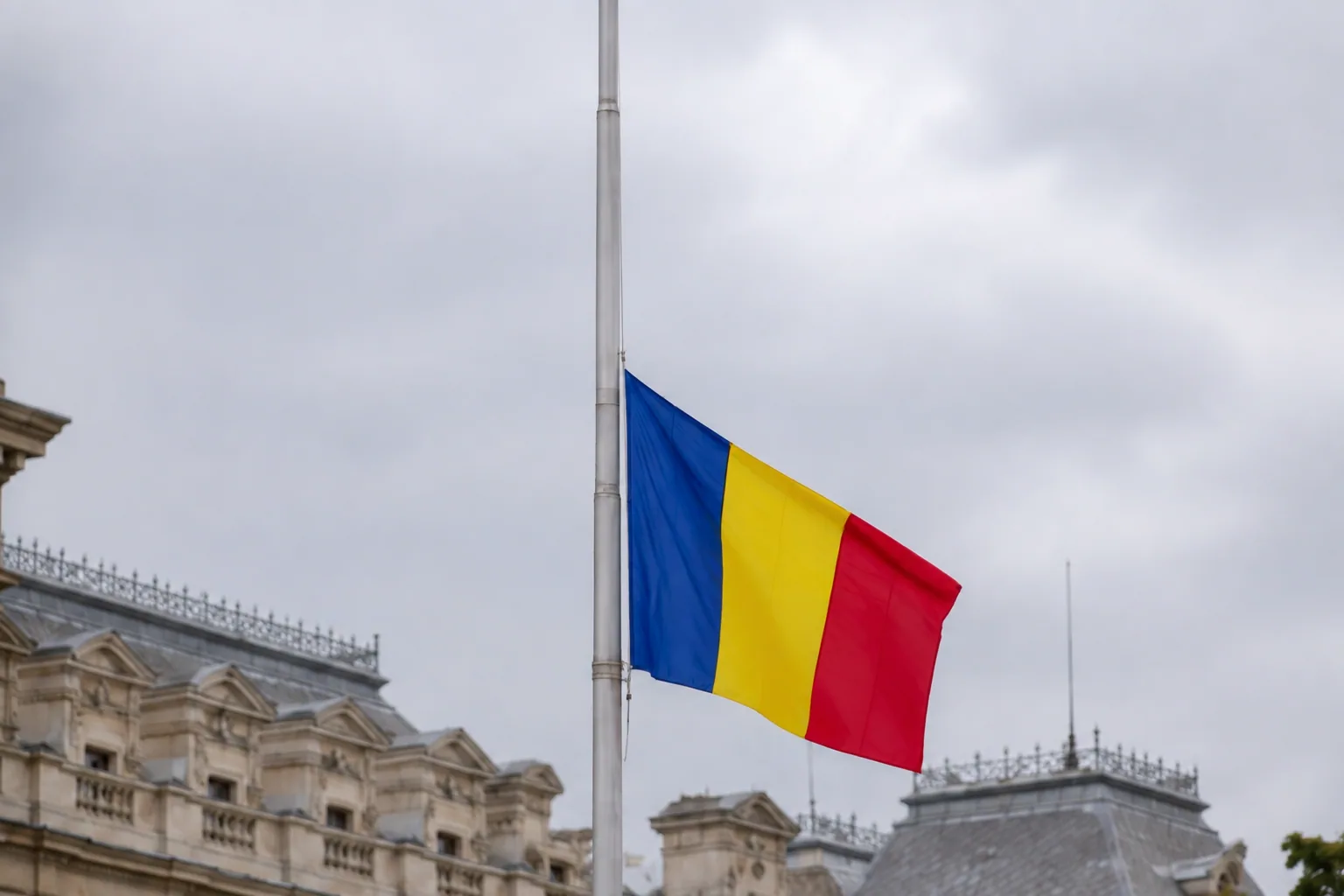 Drapelul României coborât la jumătatea catargului
