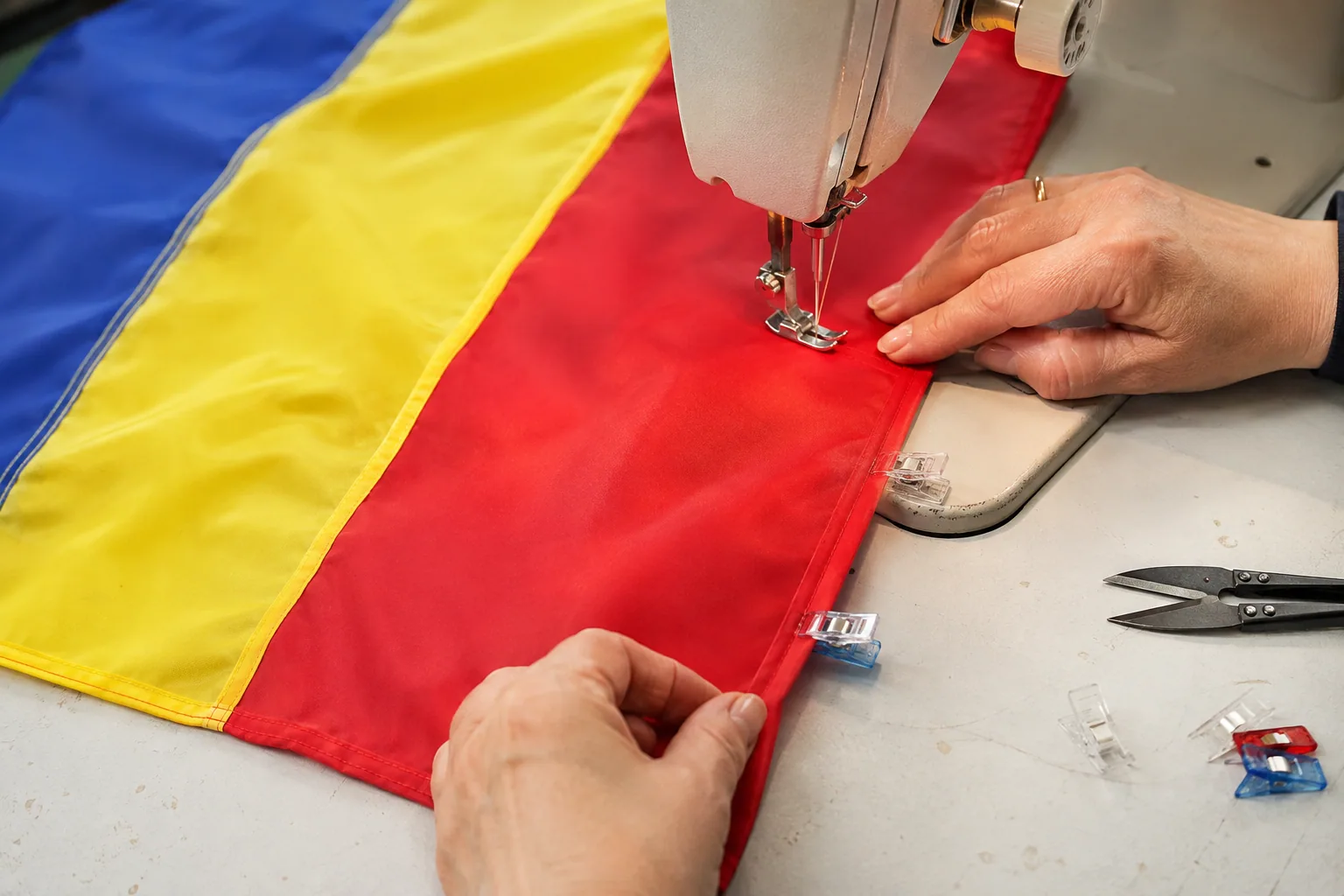 Refacerea tivului dublu pe marginea roșie a drapelului